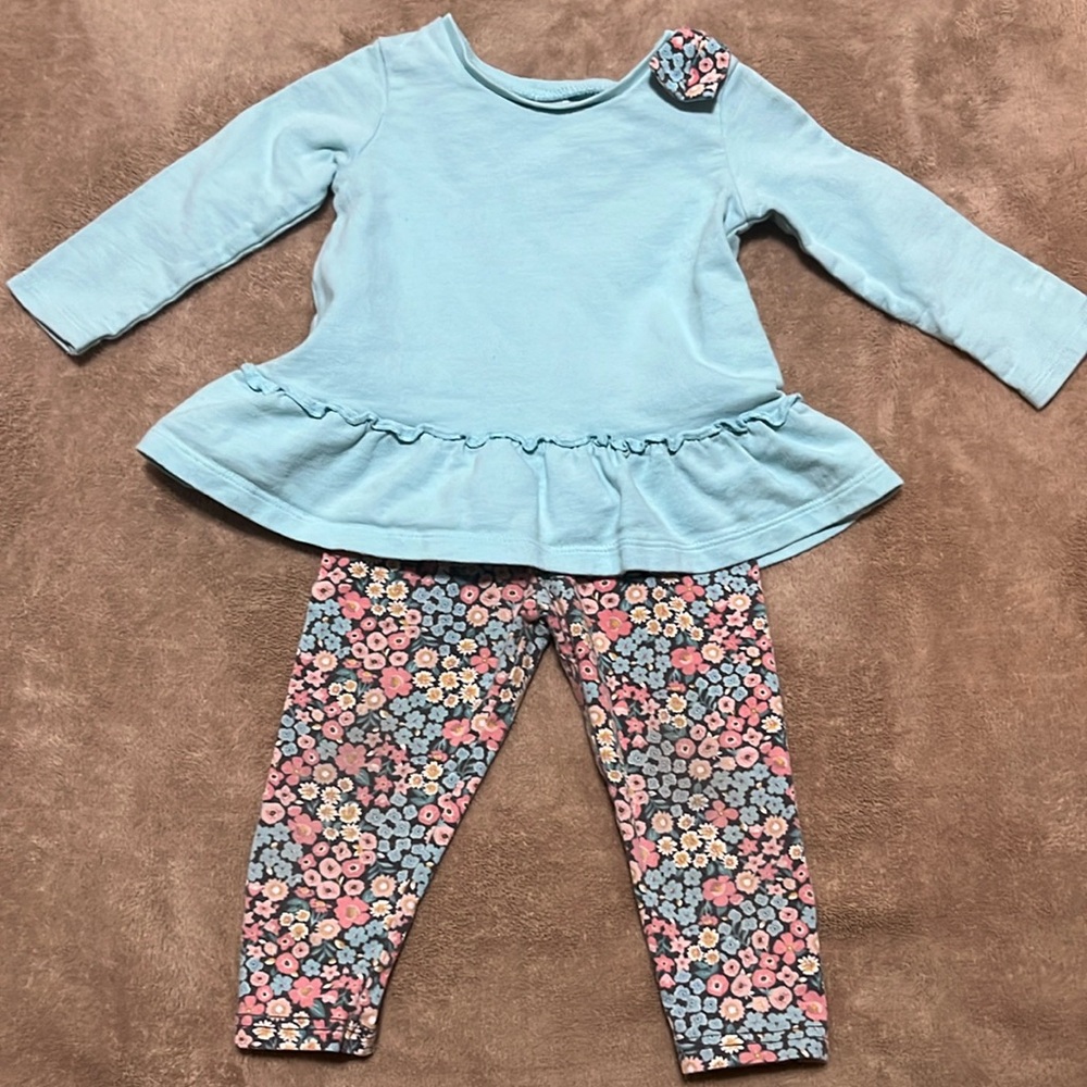 Carter’s 18M girls two piece set.